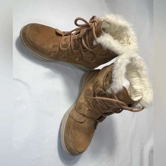Sorel size 7 Tan suede and faux fur ankle boots waterproof