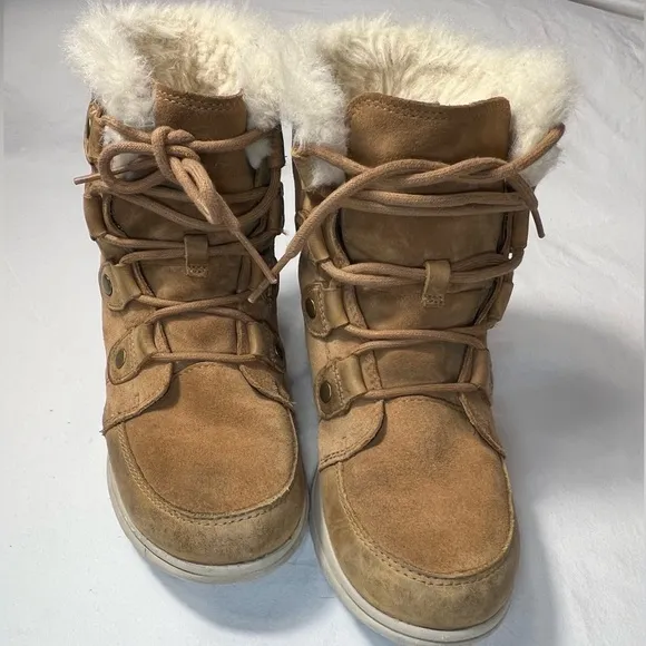 Sorel size 7 Tan suede and faux fur ankle boots waterproof