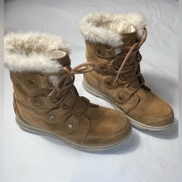 Sorel size 7 Tan suede and faux fur ankle boots waterproof