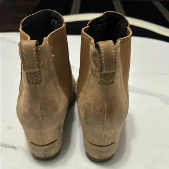 Sorel Tan wedge ankle boots with elastic panels and soft suede material