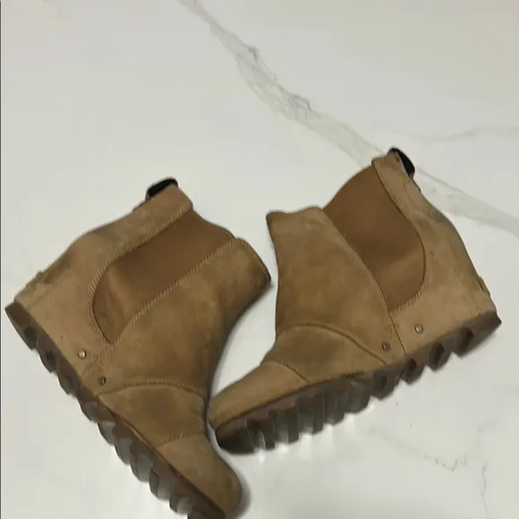 Sorel Tan wedge ankle boots with elastic panels and soft suede material