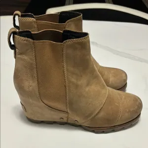 Sorel Tan wedge ankle boots with elastic panels and soft suede material