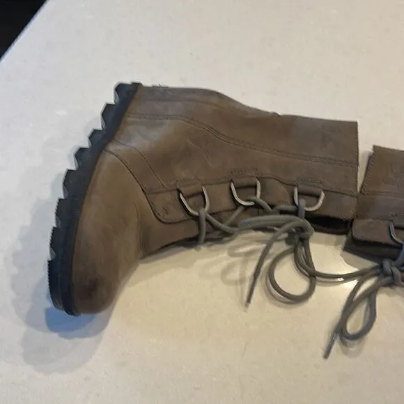 Sorel women’s boots size 7  town leather super cute current style and soles.