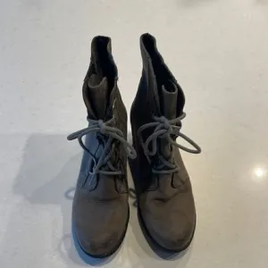 Sorel women’s boots size 7  town leather super cute current style and soles.