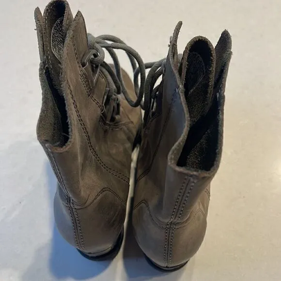 Sorel women’s boots size 7  town leather super cute current style and soles.