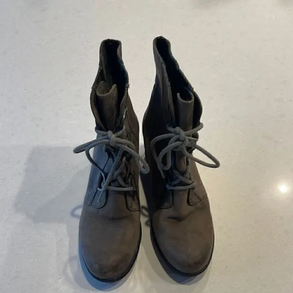 Sorel women’s boots size 7  town leather super cute current style and soles.