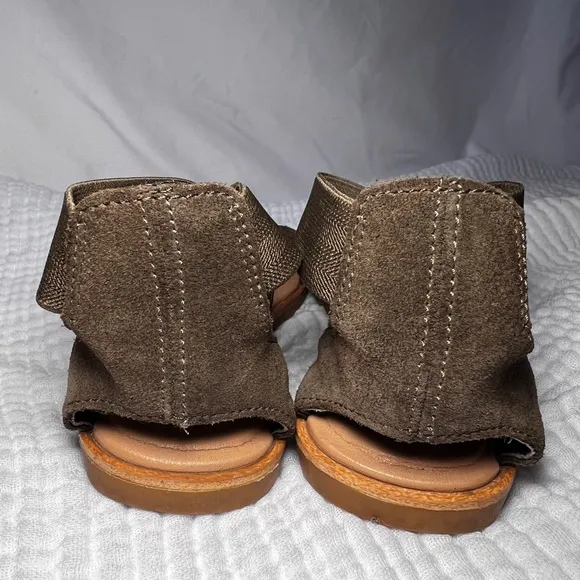 Sorel Women’s Ella ll Flat Sandals. Size 6.5. Olive Green.