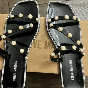 Steve Madden Black Sandals Pearl Embellishment Studded Flat Sandals size 7 NEW