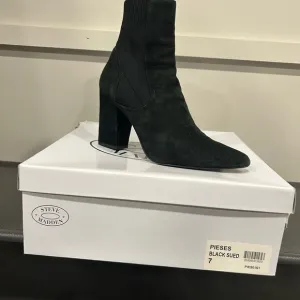 Steve Madden Black Suede Women's Boots