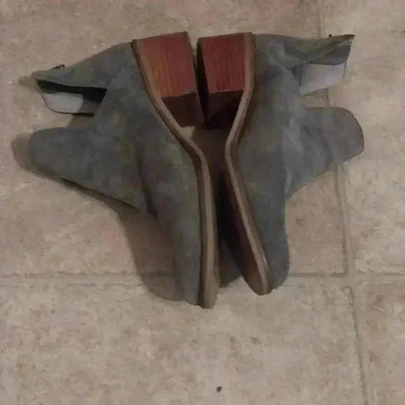 Steve Madden Lancaster Gray Sueded, Leather Upper, Slip On Stacked Heel Boots, 7