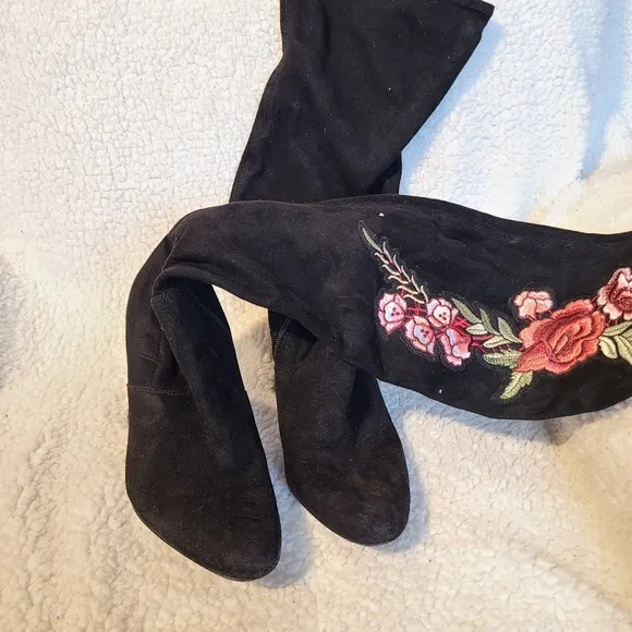 Steve Madden - Mozee - faux suede floral thigh-high black boots