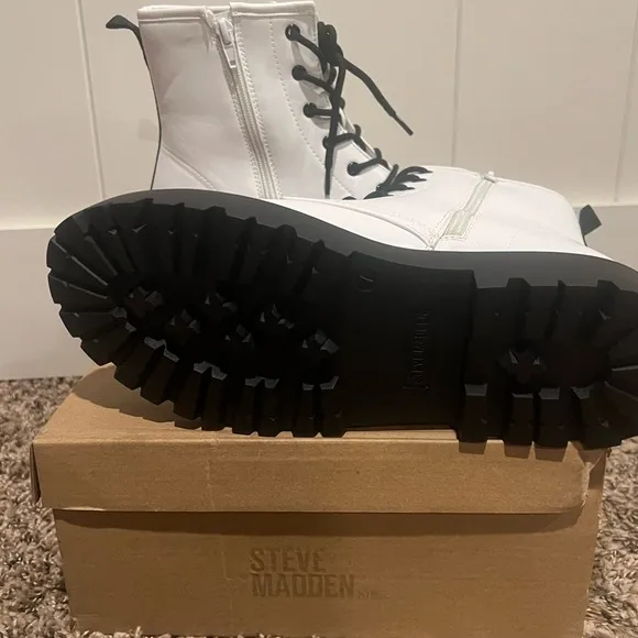 STEVE MADDEN NWOT J ROCKK White Boots with zipper on side Girls size 7