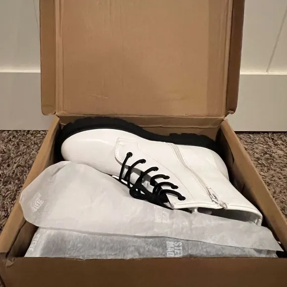STEVE MADDEN NWOT J ROCKK White Boots with zipper on side Girls size 7