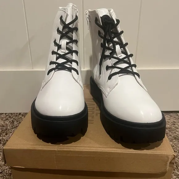 STEVE MADDEN NWOT J ROCKK White Boots with zipper on side Girls size 7
