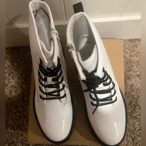 STEVE MADDEN NWOT J ROCKK White Boots with zipper on side Girls size 7