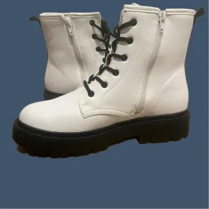 STEVE MADDEN NWOT J ROCKK White Boots with zipper on side Girls size 7