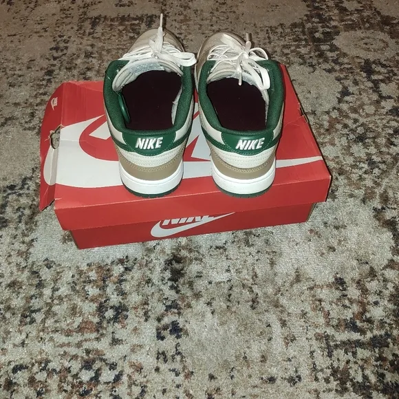 STOCK X Nike Dunk Low Retro Sneakers Men 9.5 PERFECT CONDITION!!!