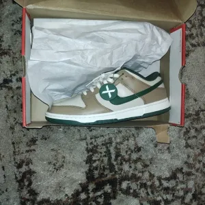 STOCK X Nike Dunk Low Retro Sneakers Men 9.5 PERFECT CONDITION!!!