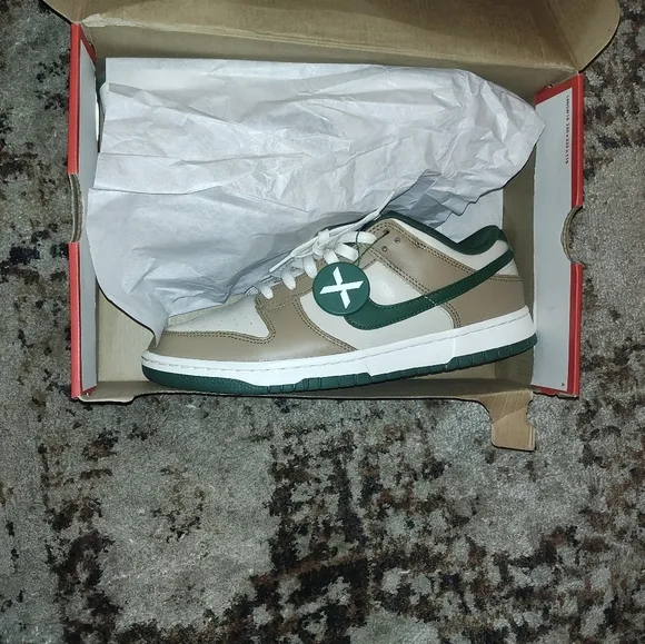 STOCK X Nike Dunk Low Retro Sneakers Men 9.5 PERFECT CONDITION!!!