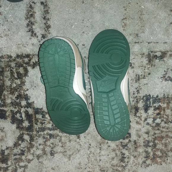 STOCK X Nike Dunk Low Retro Sneakers Men 9.5 PERFECT CONDITION!!!