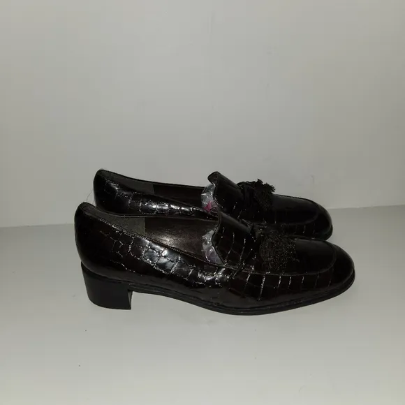 Stuart Weitzman Brown Tassel Crocodile Embossed Patent Leather Loafers Size 9.5