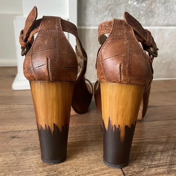 Stuart Weitzman Women's Crocodile Phoenix Leather Sandals Brown Size 7