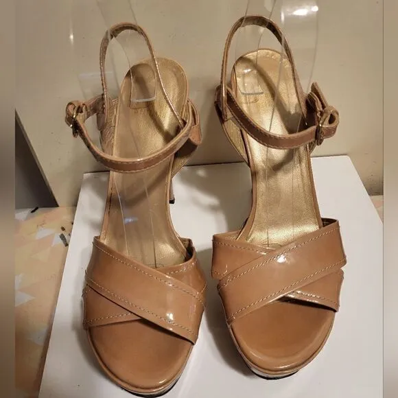 Stuart Weitzman &quot;Nexus&quot; Beige Patent Leather Platform Sandals Size 8 MSRP $450