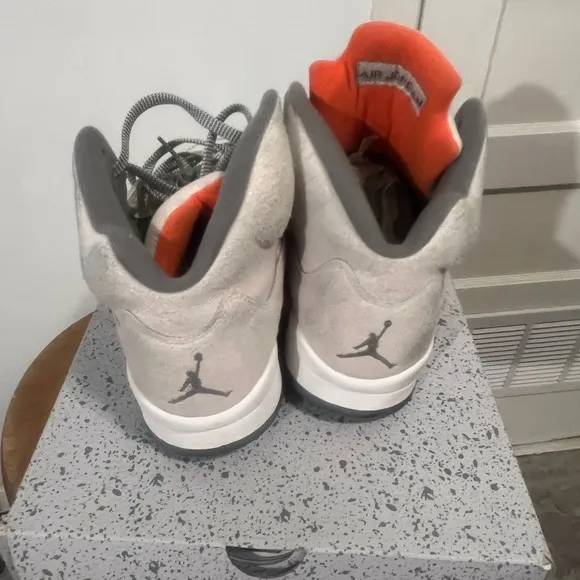 Stylish Cream and Gray Sneakers Retro 5 Craft Original Nikes suede