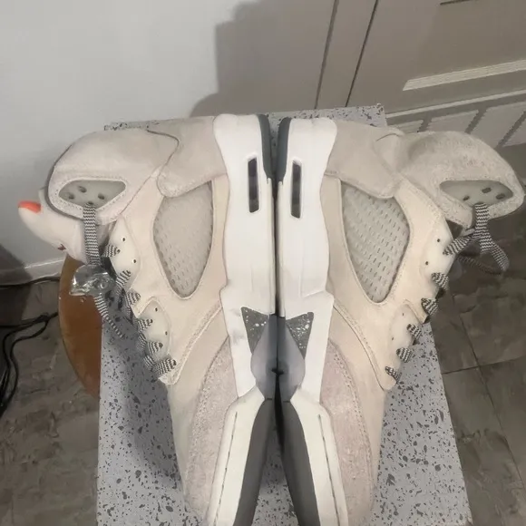 Stylish Cream and Gray Sneakers Retro 5 Craft Original Nikes suede