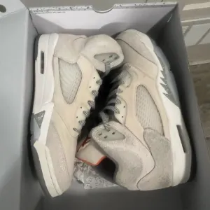 Stylish Cream and Gray Sneakers Retro 5 Craft Original Nikes suede