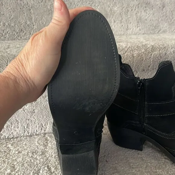 Taos Rugged Suede boots. Like new and so comfy!