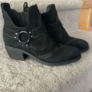 Taos Rugged Suede boots. Like new and so comfy!