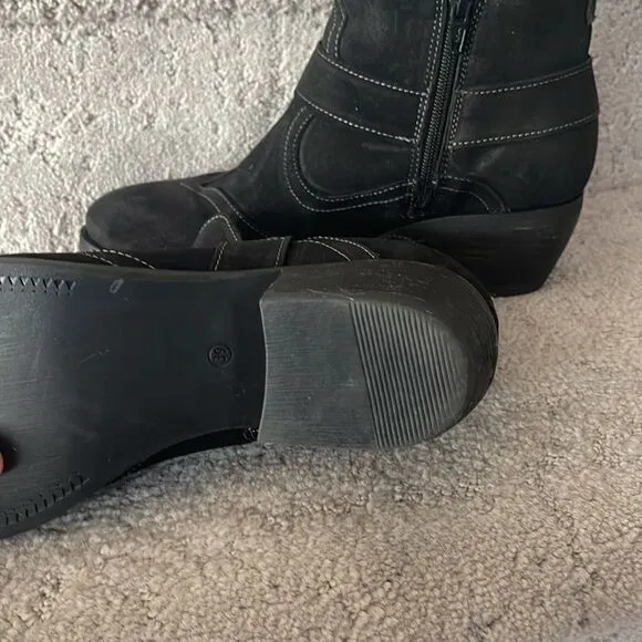 Taos Rugged Suede boots. Like new and so comfy!