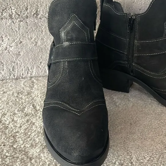 Taos Rugged Suede boots. Like new and so comfy!