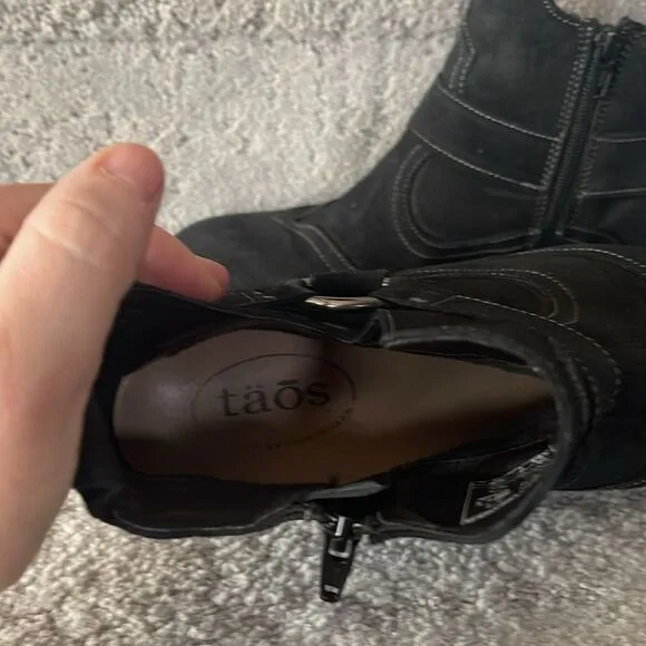 Taos Rugged Suede boots. Like new and so comfy!