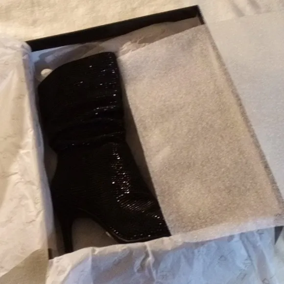 THALIA SODI SPARKLING BLACK HEELS BRAND NEW SIZE 7.5 THESE WILL TURN HEADS!