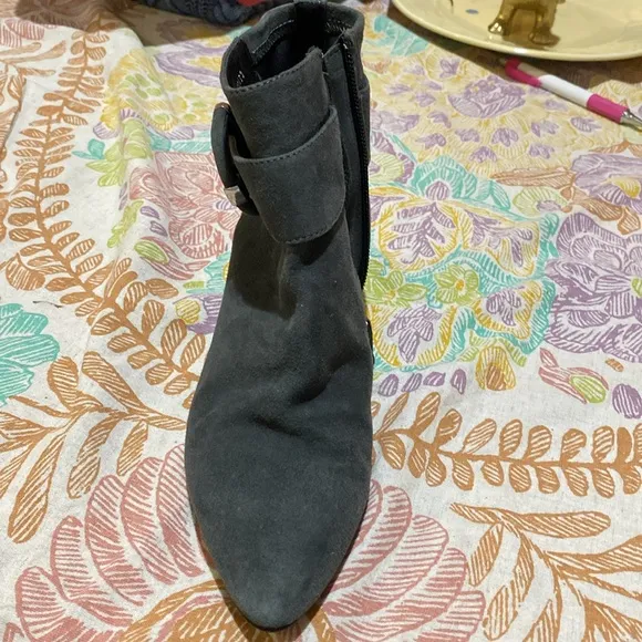 These charcoal grey Aquatalia suede boots are in EUC. Zipper w/silver hardware.