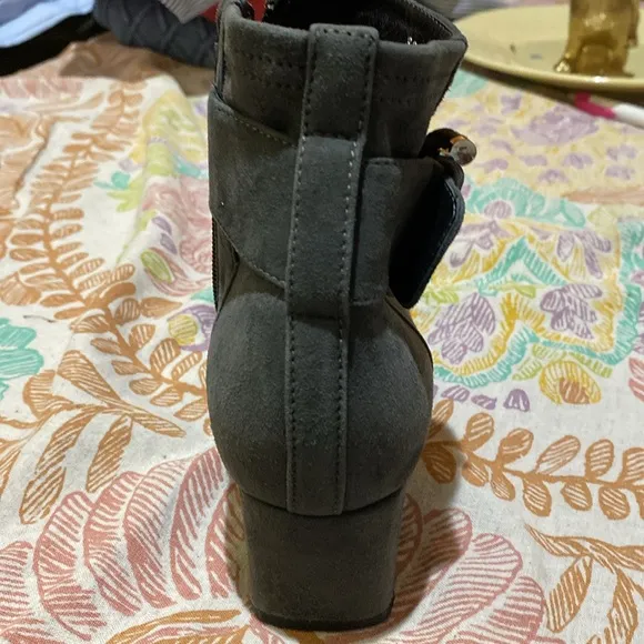 These charcoal grey Aquatalia suede boots are in EUC. Zipper w/silver hardware.
