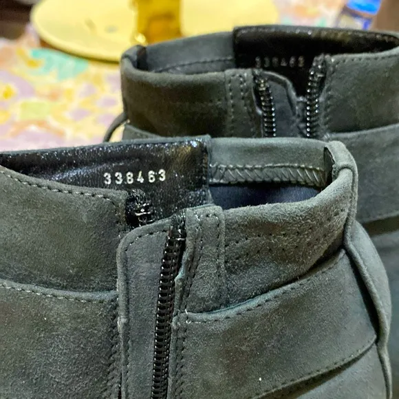 These charcoal grey Aquatalia suede boots are in EUC. Zipper w/silver hardware.