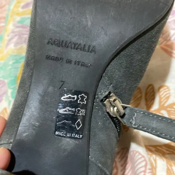 These charcoal grey Aquatalia suede boots are in EUC. Zipper w/silver hardware.