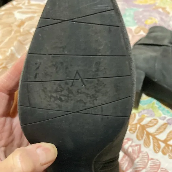 These charcoal grey Aquatalia suede boots are in EUC. Zipper w/silver hardware.