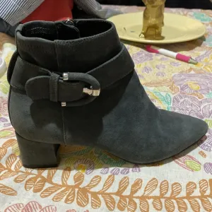These charcoal grey Aquatalia suede boots are in EUC. Zipper w/silver hardware.