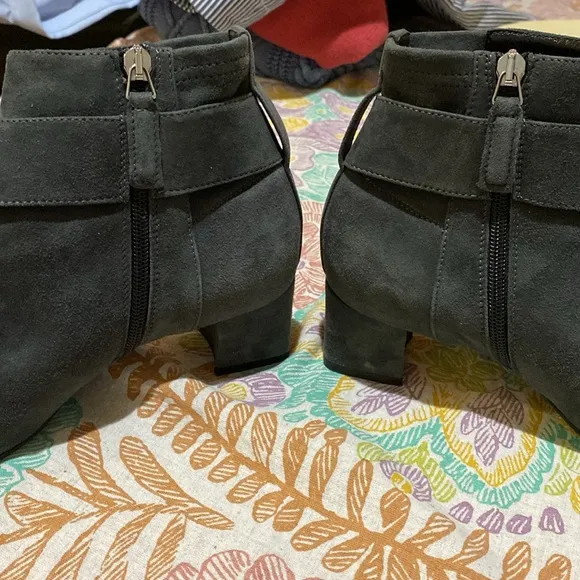 These charcoal grey Aquatalia suede boots are in EUC. Zipper w/silver hardware.