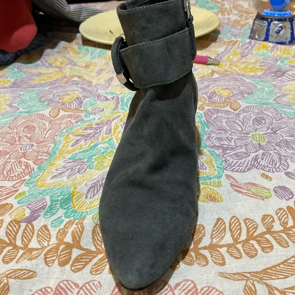 These charcoal grey Aquatalia suede boots are in EUC. Zipper w/silver hardware.