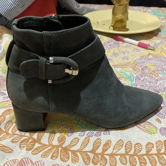 These charcoal grey Aquatalia suede boots are in EUC. Zipper w/silver hardware.
