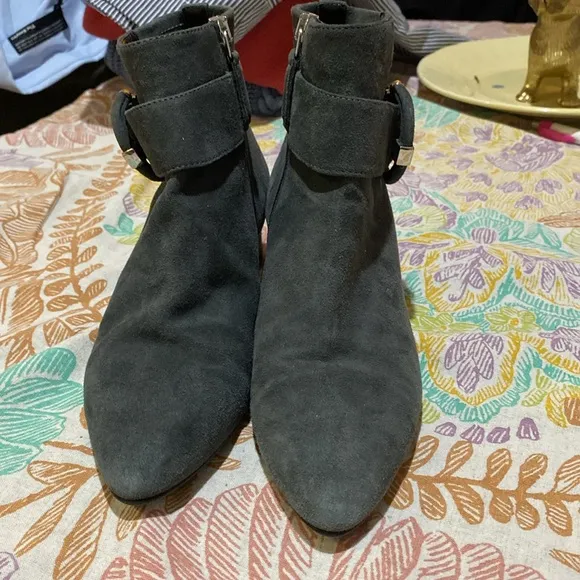 These charcoal grey Aquatalia suede boots are in EUC. Zipper w/silver hardware.