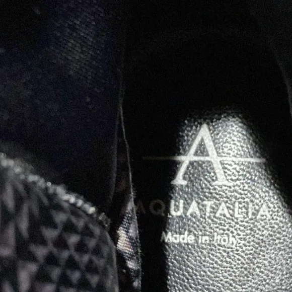 These charcoal grey Aquatalia suede boots are in EUC. Zipper w/silver hardware.