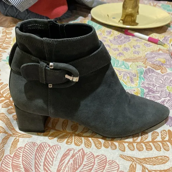 These charcoal grey Aquatalia suede boots are in EUC. Zipper w/silver hardware.