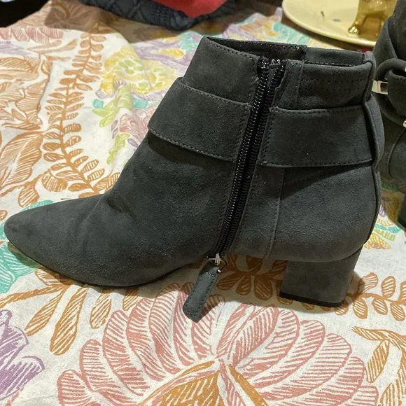 These charcoal grey Aquatalia suede boots are in EUC. Zipper w/silver hardware.