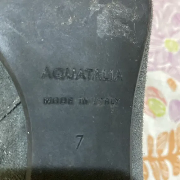 These charcoal grey Aquatalia suede boots are in EUC. Zipper w/silver hardware.